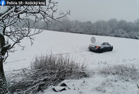 Nepriaznivé počasie na Slovensku, sneženie prekvapilo vodičov