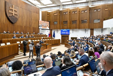 Rokovanie parlamentu o návrhoch na odvolanie viacerých ministrov a na vyslovenie nedôvery vláde