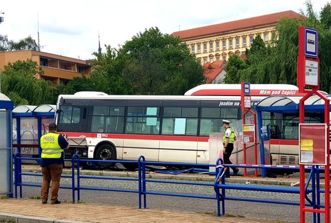Hrozivá nehoda v Česku: Autobus vrazil do zastávky, nehodu neprežil 8- ročný chlapec