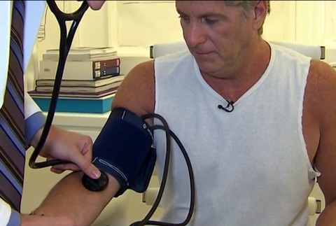 Lieky na vysoký tlak je najlepšie užívať večer, tvrdia odborníci