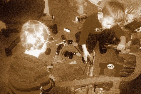 chlapci hrajú sa autodráha hnedá