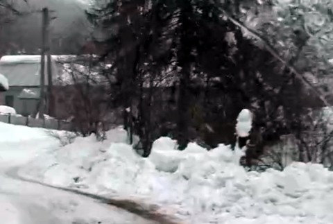 Najmenšia obec ostala odrezaná od sveta. Snehu tam majú toľko, že už nevedia, kam ho vyvážať