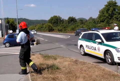 hasiči a  policajti na mieste nehody