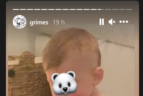 Speváčka Grimes ostrihala svojho syna na "Vikinga"