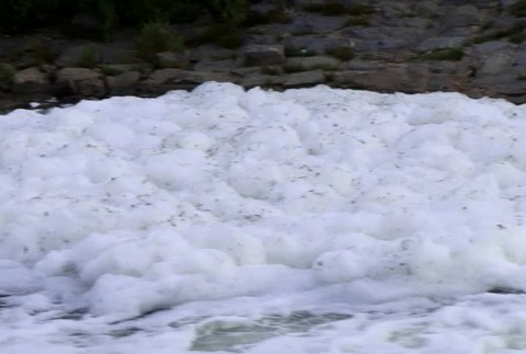 [multi] Na hladine Hronu sa objavila hustá biela pena. Polícia zisťuje jej pôvod 1220