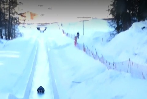 Videli ste už preteky na tobogánoch? Súťažiaci sa rútia rýchlosťou až 100 km/h