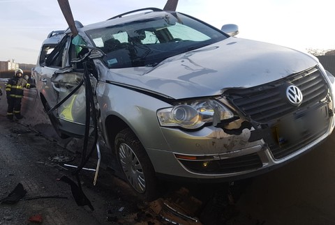 Nehoda na diaľnici D2. Kamión pritlačil auto o betónové zvodidlá