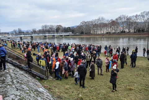 Ani päťstupňová voda neodradila ľadové medvede. Otužilci sa spoločne ponorili do vôd Váhu