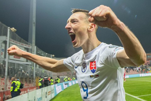 Róbert Boženík sa teší po strelení vyrovnávajúceho gólu na 1:1 v kvalifikačnom zápase záverečného 10. kola J-skupiny ME 2024 Bosna a Hercegovina - Slovensko