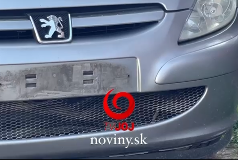 Zničená auto po útoku muža na Galvániho ulici