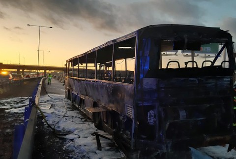 Na diaľnici D1 v Prahe zhorel do tla autobus