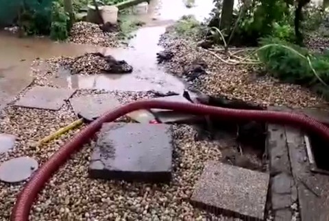 Viaceré obce v Nitrianskom kraji po nočnej búrke bojujú s vodou