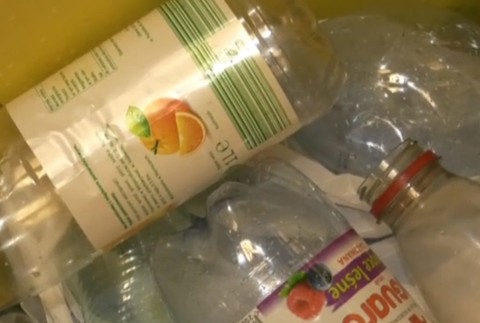 Problém s plastmi by mohli vyriešiť zálohovacie automaty. Koľko dostaneme za fľašu?