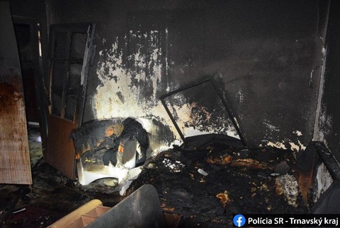 Byt zhorel do tla. Pri záchrane sa zranili aj traja policajti