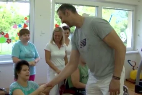 Zdeno Chára obúval deťom topánky. Hokejová hviezda nezabúda na tých, ktorí potrebujú pomoc