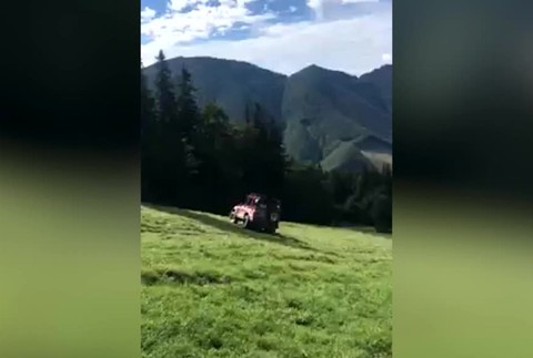 [multi] VIDEO: Pod Poludňovým grúňom sa vážne zranili horskí záchranári, zasahoval vrtuľník 10479