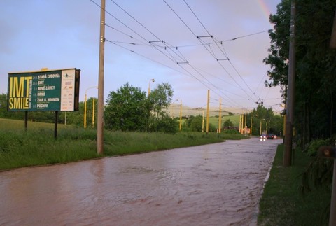Žilina Solinky po búrke voda na ceste autá 3