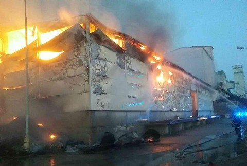 Hasiči zasahujú pri rozsiahlom požiari. Horí hala na výrobu peliet
