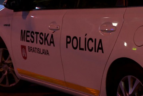 Nepočujúceho muža kopol do hlavy. Policajti zasahovali na Obchodnej pri dvoch agresívnych útokoch