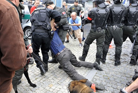 Extrémisti, Kotlebovci, policajti vláčia zatknutého