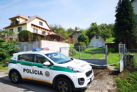 Mŕtvy muž v rodinnom dome. Na tele mal bodné poranenie