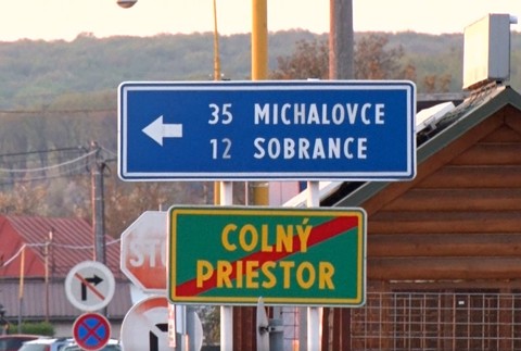 Pašerák prerazil hraničnú závoru