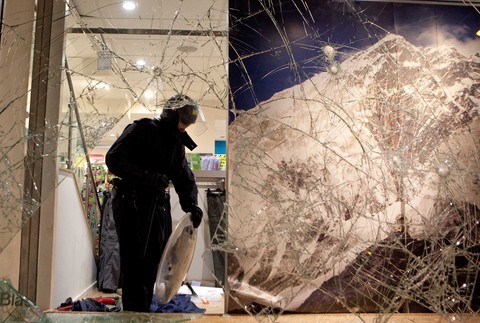 Londýn nepokoje policajti