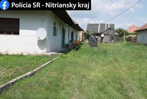 Tragédia na dvore rodinného domu. Muža (70) zavalila latrína