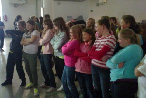 Komparzisti sa v zákulisí zahriali tanečným súbojom.