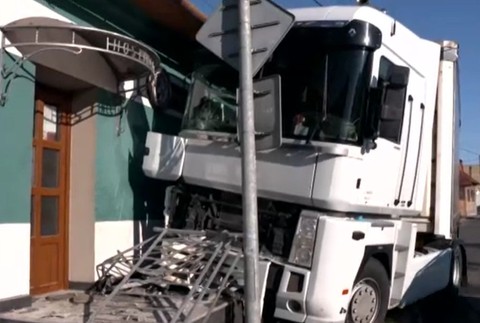 Kamionista vrazil do reštaurácie, ľuďom išlo o život