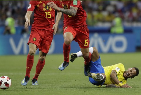 Neymar na zemi počas zápasu s Belgickom