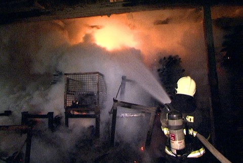 Poziar drevarska firma Banska Bystrica hasic3