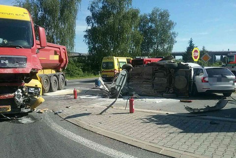 Na výjazde na D1 došlo k hromadnej nehode. Zrážka s nákladiakom si vyžiadala jeden život