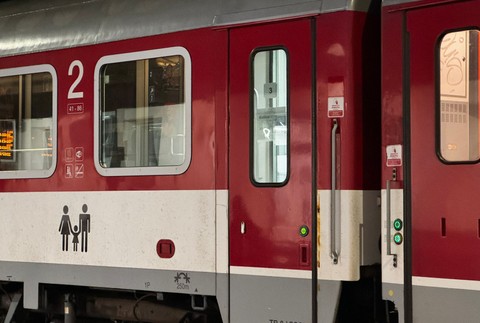 Pobodaná žena vo vlaku