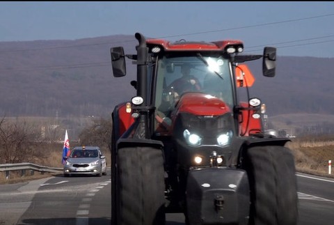 Farmári opäť začali protestnú jazdu na traktoroch. Smerujú do Bratislavy
