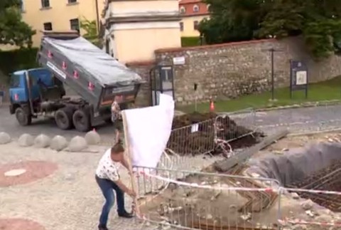Farmári vysypali pred budovu NR SR hnoj. Reagujú tak na stavbu Dankovho stožiara