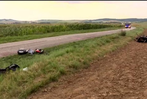 Vážna nehoda motorkára (28): Po náraze jeho motorku vymrštilo mimo cesty