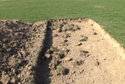 Futbalový klub rieši vážny problém. Na ihrisku im majiteľ vykopal obrovské diery