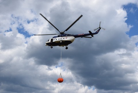 Požiar na Chopku stále neuhasili, hasiči sa na miesto zlaňujú z vrtuľníka