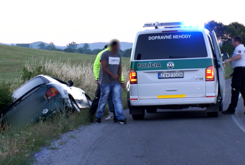 Bez vodičského a s alkoholom v krvi. S autom sa nakoniec prevrátili a skončil v priekope