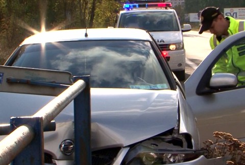 Nehoda pri Liptovskom Hrádku. Muž skončil s autom napichnutý na zábradlí