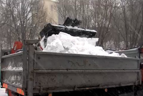 Najmenšia obec ostala odrezaná od sveta. Snehu tam majú toľko, že už nevedia, kam ho vyvážať