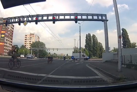 Cyklisti prešli na červenú