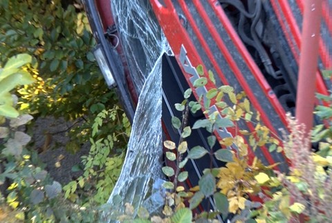 Vážna dopravná nehoda. Kamión zostal prevrátený v jarku len pár metrov od domu