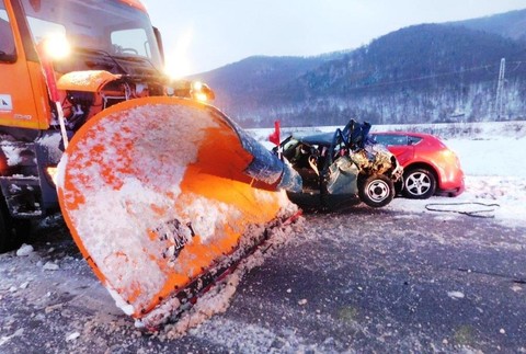 Cestárske vozidlo sa zrazilo s dvoma autami
