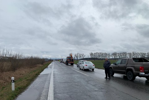 Reťazová nehoda pri Veľkých Levároch. Zasahovať musel vrtuľník 