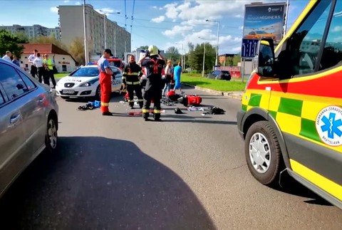 [multi] Do staršieho muža na kolobežke narazilo auto. Napriek prilbe utrpel vážne poranenia 858