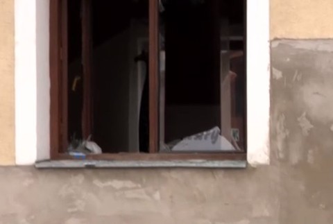 rozbité okno na reštaurácii 