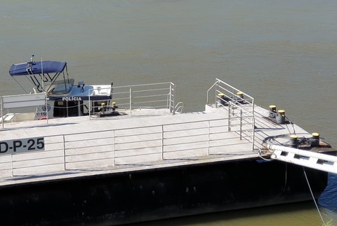 Lodnú dopravu pri sútoku Moravy a Dunaja zastavili, na mieste zasahuje poriečna polícia