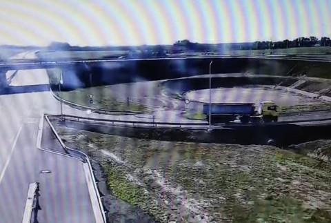 Mimoriadne nebezpečná jazda kamionistu.